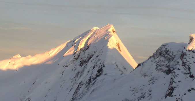 Schneebedeckt Gipfel in der Abendsonne im Winter