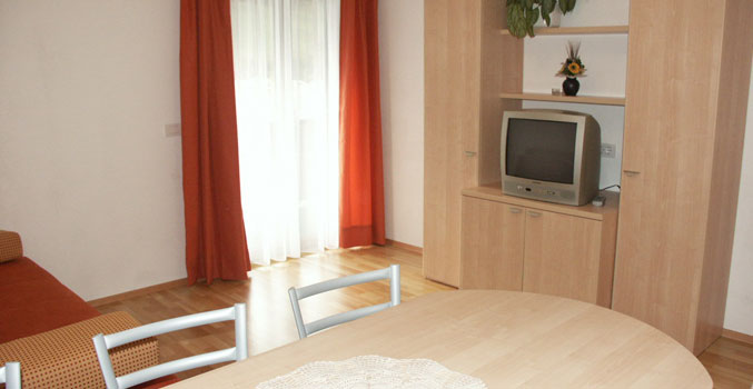 Wohnzimmer B mit Fernseher